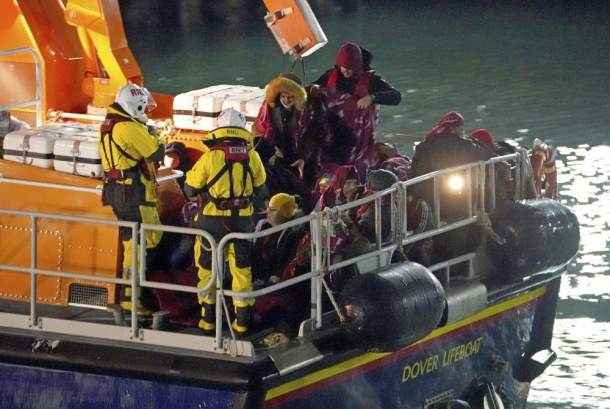 英国が国外退去法案を承認した数時間後、英仏海峡を渡って移民５人が死亡した